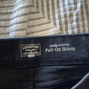Size 8 Black Pull-on Levi’s skinny jeans